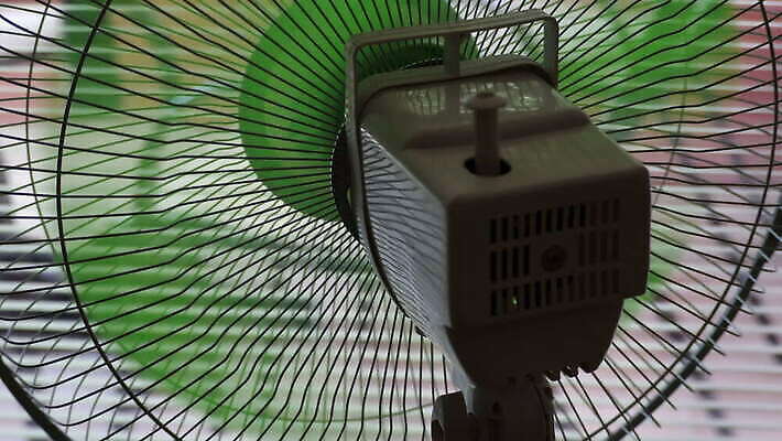 산업 가정 바람 날씨 주택 실내 사람없음 사무실 금속 맑음 힘 기계 흐름 에너지 신선 도시 작업 뜨거움 부채 칼날 불기 프로펠러 회전 엔진 모터 환풍기 냉각기 돌리기 되감기 린스 안락 4K MOV 해외동영상 클립영상 자연요소 컨셉 비즈니스 모션 재질 내부 건물 장비 동영상 파일형식