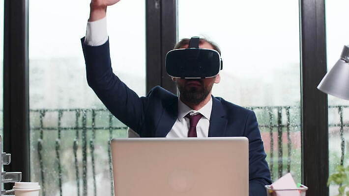 디자인 응시 남자 컨셉 비즈니스 새로움 고글 수염 아이디어 기술 사람 컴퓨터 사무실 3D 디지털 헤드폰 장비 게임 흰색 잡기 작업 비즈니스맨 사이버 검색 흥분 동영상 혁명 오리엔테이션 웨어러블 가상 가상현실 현실 4K MOV 해외동영상 클립영상 시선 감정 컬러 음향기기 모션 놀이 전자제품 직장인 디지털합성 파일형식