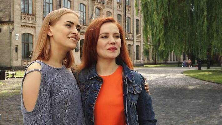 커플 응시 공원 여자 행복 얼굴 포즈 2 통신 청소년 자연 바람 휴식 웃음 사람 야외 두명 초록색 친구 금발 황혼 우정 기쁨 립스틱 표현 신선 치아 보석 입술 대학교 정직 빨간머리 소셜 4K MOV 해외동영상 클립영상 자연요소 헤어스타일 시선 공공시설 감정 컬러 컨셉 학교 관계 날씨 표정 신체부위 일몰 화장품 소화기관 광석 생태계 동영상 파일형식