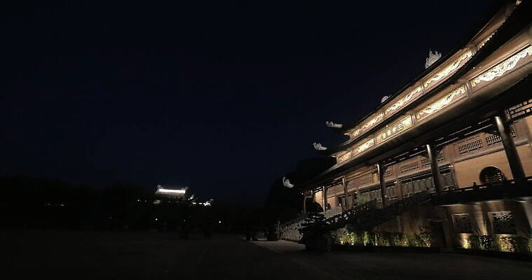 전통 외관 아시아 종교 문화 여행 불교 건축양식 사람없음 건물 탑 사찰 역사 야간 시력 베트남 빛망울 랜드마크 패닝샷 4K MOV 해외동영상 클립영상 자연요소 건축물 건축 나라 종교건축 촬영기법 빛 동남아시아 동영상 파일형식