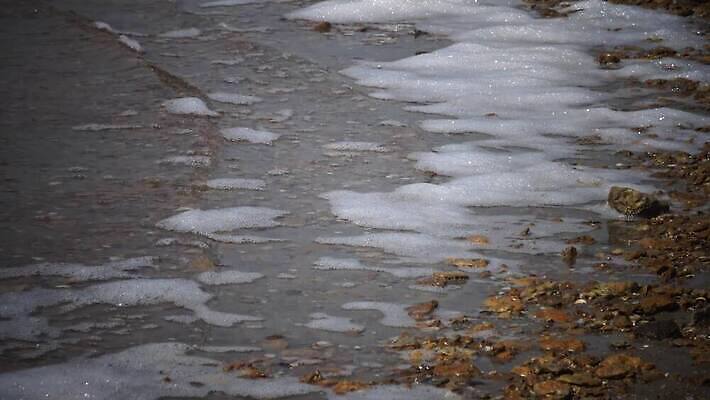 산업 호수 백그라운드 자연 사람없음 야외 물 강 환경 액체 개울 오염 지저분함 쓰레기 폐기물 파편 위험 플라스틱 버리기 부식 생태계 질감 파이프 낭비 생태학 소금물 취급주의 폐수 4K MP4 해외동영상 클립영상 자연요소 교육 컨셉 모션 재질 경고 감각 환경오염 동영상 파일형식