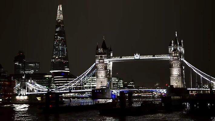 건축양식 전등 잉글랜드 새로움 풍경 사람없음 건물 강 도시풍경 탑 항구 고층빌딩 도시 보트 야간 큼 런던 스카이라인 빛망울 랜드마크 수도권 왕국 템스강 MOV 해외동영상 클립영상 자연요소 건축물 건축 컨셉 배_교통 교통시설 조명 영국 빌딩 빛 크기 지역 동영상 파일형식