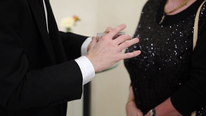 손 남자 장난 상상 놀이 아이디어 사람 이벤트 파티 놀람 공연 연주자 무대 마법사 마술사 게임 잡기 신용카드 재산 도박 서커스 신비 갑판 기적 카지노 쇼 포커 공상 연예인 마법 보여주기 라스베가스 실행 에이스 오해 MOV 해외동영상 클립영상 직업 감정 컨셉 배_교통 모션 표정 신체부위 금융 음악가 마술 트럼프 동영상 파일형식