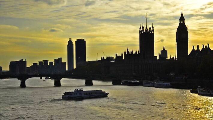 영어 외관 실루엣 유럽 문화 시계 여행 거실 건축양식 하늘 영국 잉글랜드 주택 사람없음 건물 강 도시풍경 반사 탑 일몰 궁전 수확 종 도시 시간 보트 역사 황금 야간 큼 런던 국회 고딕 랜드마크 수도권 옛날 왕국 정부 템스강 MOV 해외동영상 클립영상 자연요소 문자 건축물 건축 나라 고건축 농업 배_교통 촬영기법 풍경 노을 크기 지역 동영상 파일형식