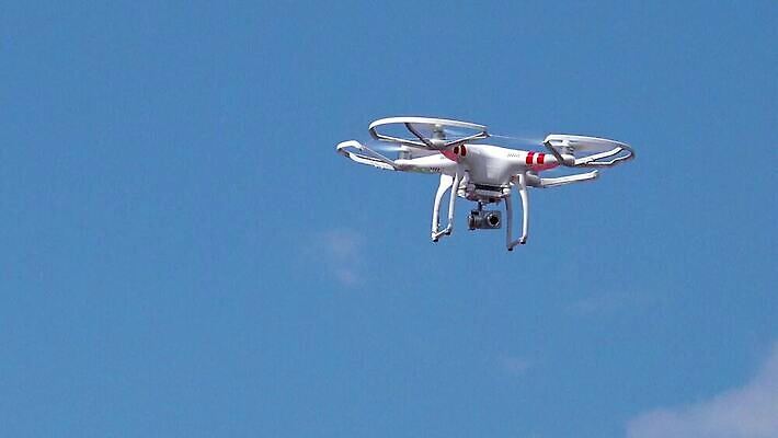 직업 모션 하늘 비행기 안테나 사람없음 야외 파란색 장난감 카메라 디지털 흰색 관찰 헬리콥터 작음 통제 로봇 프로펠러 감시 멀리 동영상 드론 스파이 제어 MOV 해외동영상 클립영상 컬러 통신 항공교통 대중교통 전자제품 크기 파일형식