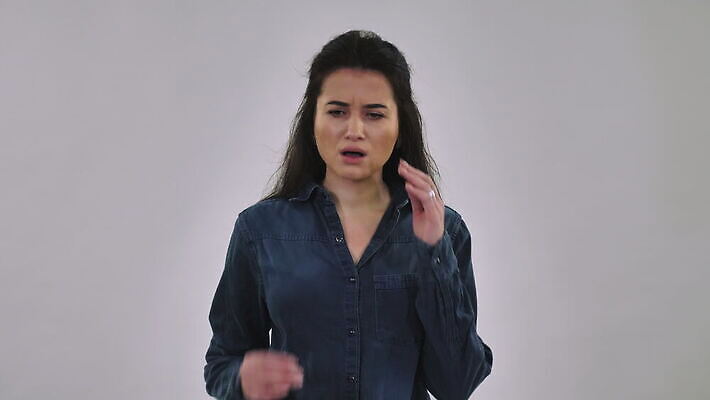 모델 직업 손 응시 여자 감정 백그라운드 노동자 스트레스 갈색머리 실내 건강 피곤 한명 사람 머리 고통 슬픔 흰색 표현 잡기 비즈니스우먼 좌절 질병 두통 문제 우울증 편두통 4K MOV 해외동영상 클립영상 1 헤어스타일 시선 컬러 컨셉 비즈니스 의학 모션 내부 신체부위 직장인 동영상 파일형식