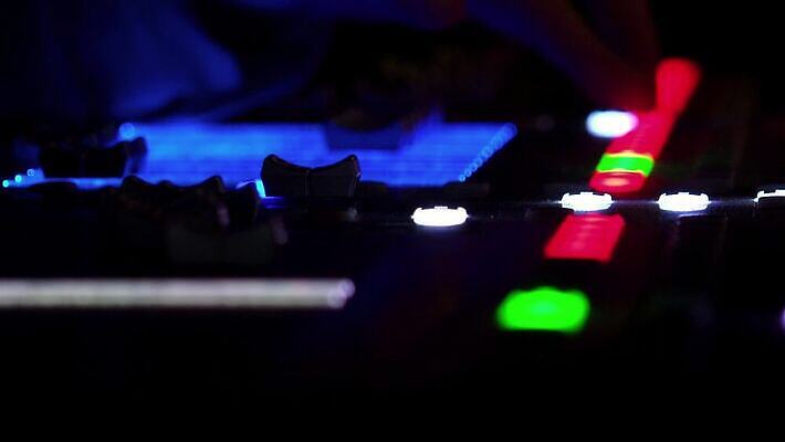 직업 음악 모션 실내 손잡이 사람없음 내부 컴퓨터 디지털 텔레비전 소리 콘서트 터치 업무 판넬 볼륨 믹서 필름 영화 책상 라디오 오디오 방송 조절 위로 녹음기 뮤지컬 작곡가 프로듀서 4K MP4 해외동영상 클립영상 가구 문화예술 전자제품 공연 음악가 작업 동영상 파일형식 녹음_기록