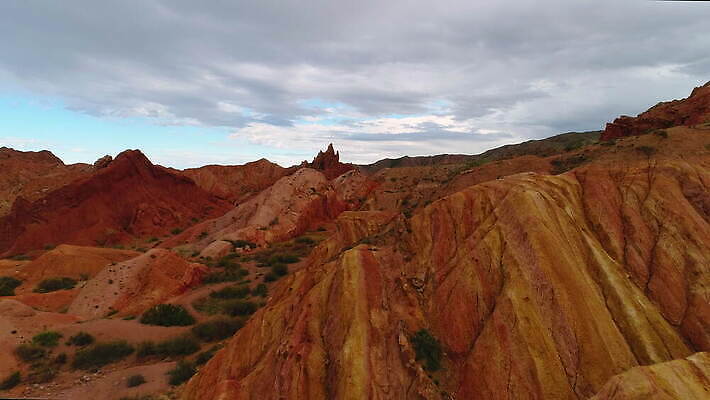 호수 모래 여행 오렌지 자연 하늘 동화 산 건조 안테나 사람없음 빨간색 파란색 모래사장 컬러풀 골짜기 맑음 사막 모래언덕 언덕 산등성이 상승 점토 지역 암초 사암 드론 랜드마크 사방 키르기스스탄 4K MOV 해외동영상 클립영상 바다 컬러 컨셉 과일 통신 날씨 돌_바위 생태계 동영상 중앙아시아 파일형식