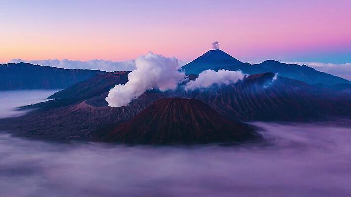 구름 여행 이동 자연 하늘 아침 불꽃 산 안테나 풍경 사람없음 야외 빨간색 햇빛 마을 일출 동남아시아 안개 시골 연기 숲 위험 큼 폭발 화산 인도네시아 먼지 분화구 스카이라인 연소 랜드마크 절정 4K 타임랩스 MP4 해외동영상 클립영상 주간 자연요소 아시아 컬러 컨셉 통신 불 날씨 촬영기법 태양 노을 크기 생태계 동영상 파일형식