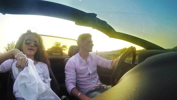 라이프스타일 커플 여자 행복 도로 여행 자동차 휴가 갈색머리 미소 사람 야외 여름 친구 햇빛 태양 파티 일몰 기쁨 꿈 운전 운전사 고급 오픈카 자동 4K MP4 해외동영상 클립영상 자연요소 직업 헤어스타일 계절 감정 길 육상교통 컨셉 관계 교통시설 모션 승용차 표정 이벤트 생활 노을 동영상 파일형식