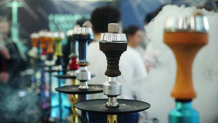 구름 라이프스타일 전구 휴식 흡연 담배 실내 사람 이벤트 파티 카페 안개 바 사발 연기 수증기 전시회 클럽 파이프 아로마 숯 중독 니코틴 석탄 아랍어 타격 흡연자 스타일 4K MOV 해외동영상 클립영상 자연요소 컨셉 모션 날씨 내부 생활 상점 전시 사기그릇 동영상 파일형식