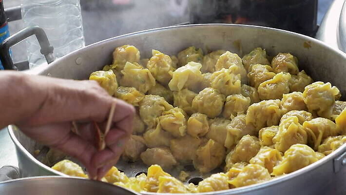 전통 접시 음식 백그라운드 채소 젓가락 건강 육류 요리 동양인 목재 식당 일본 검은색 식사 저녁식사 중국 어둠 튀김 신선 뜨거움 사발 맛 정상 수증기 향신료 후추 기선 점심식사 폭식 경단 대두 라비올리 핸드메이드 맛있는 나무배경 MOV 해외동영상 클립영상 나무 식기 아시아 컬러 컨셉 배_교통 식재료 재료 수저 인종 상점 사기그릇 동영상 향미료 파일형식