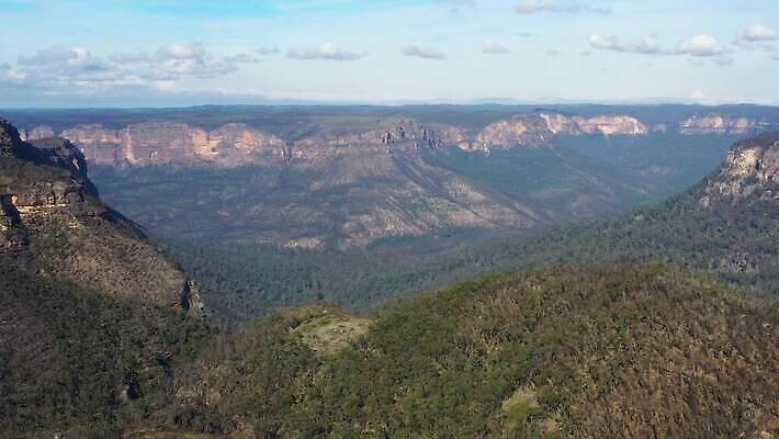 나무 구름 여행 자연 하늘 산 안테나 풍경 사람없음 야외 초록색 여름 파란색 갈색 환경 계곡 호주 숲 암초 동영상 드론 4K MP4 해외동영상 클립영상 자연요소 식물 계절 컬러 통신 오세아니아 생태계 파일형식