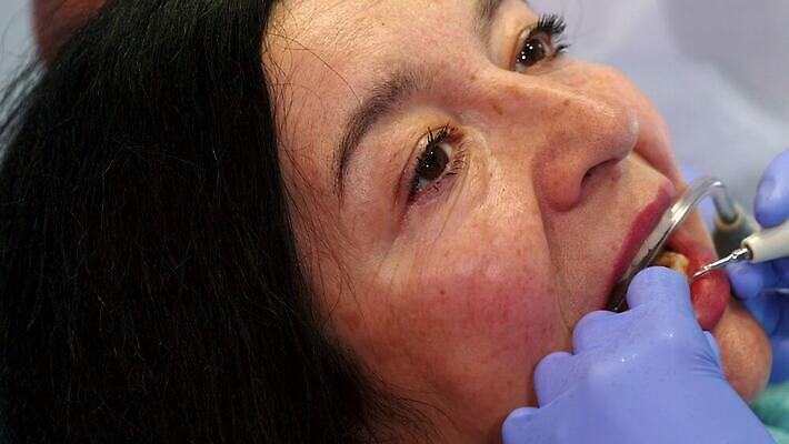 직업 여자 얼굴 건강 치과 병원 한명 사람 성인 치료 약 장비 환자 의사 공구 오픈 입 구멍 닫기 치아 청소 확인 치과의사 순서 깊이 돌봄 명패 미백 썩음 위생관리 치통 4K MOV 해외동영상 클립영상 1 의학 모션 관리 신체부위 의료진 도구 소화기관 질병 동영상 파일형식