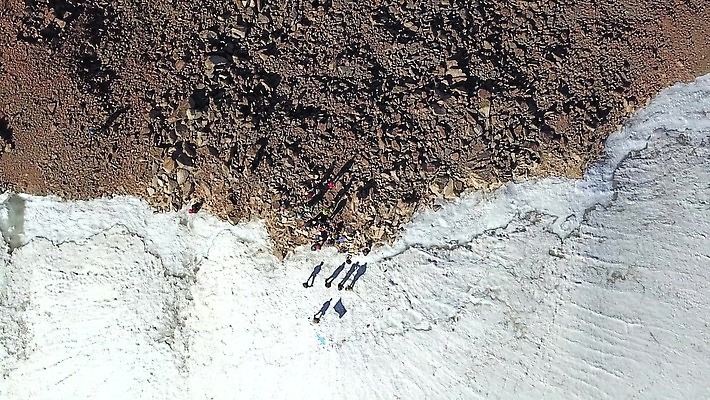 여행 겨울 자연 하늘 휴가 스키 산 안테나 파노라마 사람 사람없음 야외 맑음 등산 하이킹 자유 정상 알프스 스키선수 암초 드론 산악가 절정 하이커 눈내림 4K MP4 해외동영상 클립영상 계절 유럽 컨셉 통신 레저 날씨 겨울스포츠 운동선수 눈_날씨 촬영기법 트래킹 생태계 동영상 파일형식