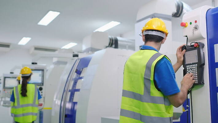 식물 직업 여자 산업 유니폼 비즈니스 통신 공장 노동자 대화 안전 사람 건물 세명 전자제품 기계 장비 업무 그룹 수술 기술자 엔지니어 수리 제조 감독 안전모 헬멧 건축가 서비스 시설 공학 유지 개발 자동화 제어 4K MOV 해외동영상 클립영상 건축물 옷 교육 공업 말하기 작업 안전장비 보호장비 동영상 파일형식