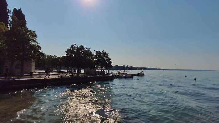 구름 유럽 호수 모래 바다 섬 여행 백그라운드 요트 자연 하늘 휴가 산 안테나 파노라마 사람없음 물 여름 파란색 우주 일출 항구 검은색 일몰 이탈리아 흰색 만 보트 올리브 휴양지 알프스 베네치아 랜드마크 베로나 4K MP4 해외동영상 클립영상 자연요소 계절 열매 나라 컬러 배_교통 통신 교통시설 촬영기법 노을 장소 생태계 동영상 파일형식