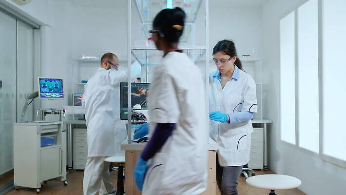 직업 과학 건강 현미경 실험 치료 약 검은색 장비 간호사 의사 그룹 엔지니어 실험실 바이러스 보호 질병 생명공학 연구원 과학자 분석 직원 생물학 하이테크 미생물 다민족 혁명 개발 백신 전염병 화학자 코로나바이러스 4K MOV 해외동영상 클립영상 교육 컬러 컨셉 의학 생물 기술 실험기구 의료진 기술자 동영상 학자 파일형식