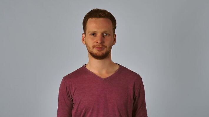 백인 1 손 남자 행복 컨셉 통신 한명 미소 사람 20대 성인 앞모습 빨간색 30대 스크린 침묵 외침 주먹 확인 사인 보여주기 생강 해결 빨간머리 노크 의사소통 주목 가상 밀레니얼 4K MOV 해외동영상 클립영상 서양인 헤어스타일 감정 뷰포인트 컬러 채소 모션 표정 청년 신체부위 장년 경제 소리 동영상 파일형식