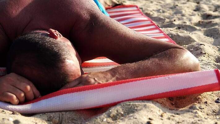 백인 남자 모래 바다 겨울 신체 비즈니스 가족 휴식 거리 사람 소년 여러명 성인 초록색 검은색 추위 도시 잠 좌절 지저분함 가난 버리기 배고픔 장면 문제 난민 거지 노숙자 소셜 4K MP4 해외동영상 클립영상 서양인 계절 감정 어린이 컬러 다수 컨셉 관계 모션 감각 동영상 파일형식