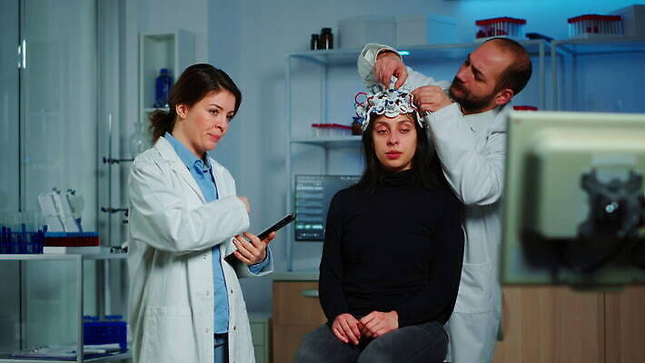 과학 건강 병원 실험 스터디 컴퓨터 알약 약 머리 디지털 스크린 헤드폰 장비 환자 의사 정보 마음 실험실 질병 연구원 과학자 분석 뇌 시설 하이테크 보여주기 조절 개발 서류판 스캐너 4K MOV 해외동영상 클립영상 직업 음향기기 컨셉 의학 모션 기술 신체부위 전자제품 학습 사무용품 의료진 동영상 학자 파일형식