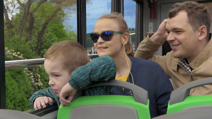 나무 여자 남자 꽃 행복 아들 얼굴 어린이 창문 가족 엄마 모바일 휴가 휴식 버스 사람 소년 야외 스마트폰 핸드폰 태양 여행객 기쁨 오픈 비엔나 오스트리아 아빠 셀프카메라 만들기 유지 4K MOV 해외동영상 클립영상 자연요소 식물 감정 유럽 육상교통 컨셉 관계 모션 대중교통 신체부위 전자제품 스마트기기 사진촬영 동영상 파일형식