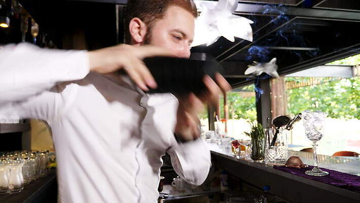 직업 라이프스타일 손 남자 커피 음료 비즈니스 유리 주류 사람 물 파티 식당 얼음 알코올 업무 칵테일 바 붓기 우아함 야간 계산대 클럽 준비 만들기 바텐더 보드카 섞기 토닉 유흥 셰이커 4K MOV 해외동영상 클립영상 자연요소 컨셉 모션 재질 이벤트 생활 신체부위 상점 작업 동영상 파일형식