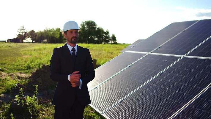 산업 컨셉 비즈니스 미래 한명 경제 태양 걷기 맑음 재활용 장비 에너지 업무 판넬 역 종업원 확인 생태계 하이테크 태양에너지 집열판 세대 패널 혁명 베터리 설치 수집가 혼자 공급 획기적 4K MP4 해외동영상 클립영상 자연요소 직업 1 교통시설 모션 날씨 기술 사람 작업 그린에너지 친환경 동영상 파일형식