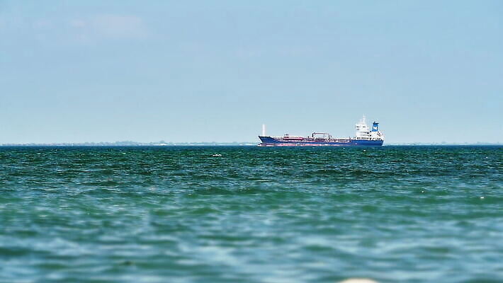 산업 호수 파도 바다 여행 백그라운드 이동 교통시설 자연 하늘 바람 날씨 휴가 항해 사람없음 야외 물 파란색 금속 에너지 자유 화물 업무 오픈 보트 작음 큼 크루즈 함선 네비게이션 물류 루트 유조선 항해사 MOV 해외동영상 클립영상 자연요소 직업 컬러 교통 컨셉 배_교통 재질 운송업 작업 크기 시설 생태계 동영상 파일형식
