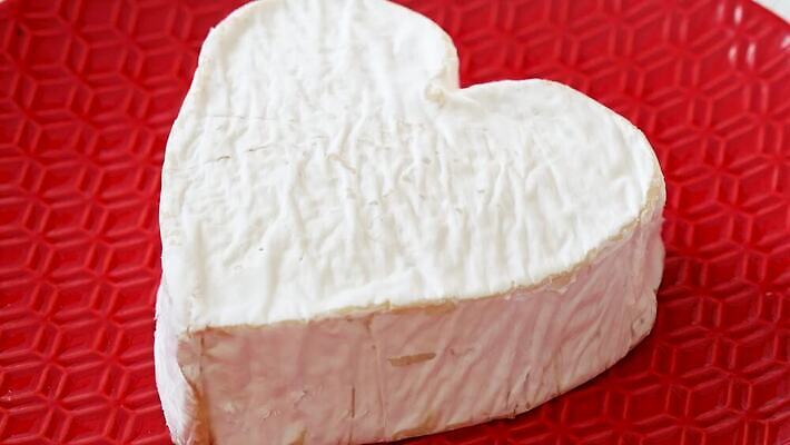 모양 접시 음식 조각 재료 치즈 유제품 건강 사람없음 빨간색 우유 프랑스 흰색 하트 신선 상품 자르기 먹기 크림 프랑스어 노르망디 단백질 맛있는 4K MP4 해외동영상 클립영상 문자 식기 유럽 컬러 모션 동영상 영양소 파일형식