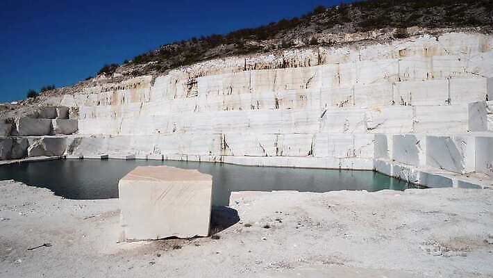 산업 지구 호수 자연 하늘 표면 산 풍경 사람없음 야외 노란색 환경 금속 힘 기계 블록 장비 바위 흰색 업무 오픈 바퀴 큼 굴착기 천 발굴 날것 대리석 무거움 내추럴 개발 지질학 채석 추출 화강암 4K MP4 해외동영상 클립영상 교육 컬러 재료 재질 암석 돌_바위 직물 작업 중장비 무게 크기 생태계 동영상 파일형식