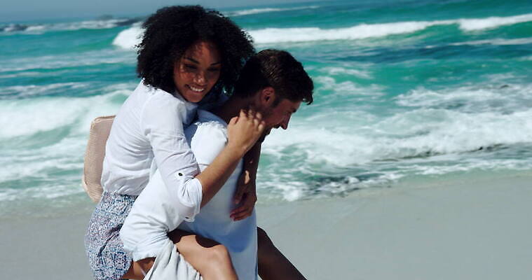 백인 웰빙 커플 여자 남자 행복 파도 바다 여행 관계 아프리카 청소년 자연 휴가 휴식 함께함 사랑 20대 성인 야외 두명 캐주얼 물 30대 달리기 잡기 서핑 결합 업기 적재 남아프리카 돌리기 케이프타운 성인여자만 혼혈 4K 트래킹숏 MOV 해외동영상 슬로모션 클립영상 자연요소 서양인 옷 감정 나라 컨셉 모션 촬영기법 사람 청년 장년 수상스포츠 생태계 다문화 동영상 남아프리카공화국 여자만 성인만 파일형식