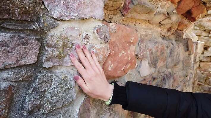 백인 라이프스타일 여자 벽 여행 건축양식 휴가 한명 사람 풍경 성인 야외 건물 여름 여행객 바위 도시 성 중세 역사 재산 천연기념물 옛날 4K MOV 해외동영상 클립영상 서양인 1 건축물 계절 건축 생활 금융 돌_바위 동영상 파일형식