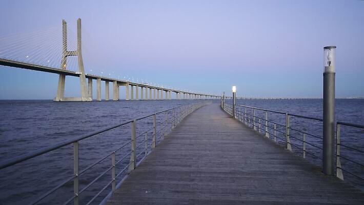 유럽 도로 바다 여행 건축양식 교통시설 자동차 하늘 거리 풍경 사람없음 야외 건물 물 파란색 강 도시풍경 반사 일출 항구 일몰 도시 포르투갈 구름다리 랜드마크 리스본 4K MOV 해외동영상 클립영상 자연요소 건축물 건축 나라 길 육상교통 컬러 교통 노을 다리_건축물 시설 동영상 파일형식