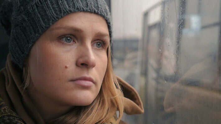 응시 시선 계절 여행 창문 교통시설 유리 버스 사람 젖음 추위 슬픔 가을 도시 좌절 고독 승차 출퇴근 일반 우울증 캡모자 혼자 MOV 해외동영상 슬로모션 클립영상 모자_잡화 감정 육상교통 교통 컨셉 비즈니스 모션 재질 대중교통 촬영기법 질병 시설 동영상 파일형식