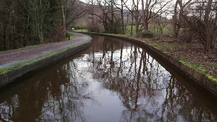 나무 전통 영어 여행 교통시설 자연 하늘 휴가 영국 잉글랜드 파노라마 사람없음 야외 초록색 물 강 반사 평화 시골 보트 크루즈 활 수로 운하 멀리 내추럴 범퍼 MP4 해외동영상 클립영상 자연요소 식물 문자 유럽 컬러 교통 컨셉 배_교통 촬영기법 시설 생태계 동영상 파일형식