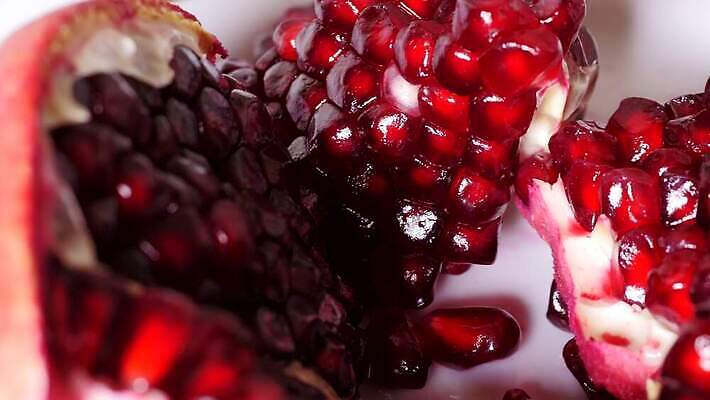 접시 열매 음식 분홍색 조각 다이어트 과일 부분 자연 씨앗 사람없음 빨간색 껍질 신선 닫기 맛 자르기 열대과일 메뉴 유기농 질감 회전 날것 슬라이스 심플 석류 건강식 내추럴 가넷 강렬 숙성 아열대 이국적 작살 맛있는 4K 인트로 MOV 해외동영상 슬로모션 클립영상 식물 식기 웰빙 컬러 컨셉 모션 촬영기법 건강 보석 생태계 동영상 파일형식