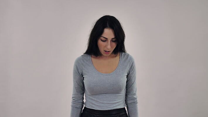 백인 긴머리 여자 감정 포즈 백그라운드 갈색머리 실내 관리 한명 서기 동양인 성인 30대 뷰티 유행 회색 분노 짜증 좌절 고민 동쪽 부정적 혼자 4K MOV 해외동영상 클립영상 서양인 1 헤어스타일 컬러 컨셉 모션 사람 인종 내부 장년 방향 동영상 파일형식