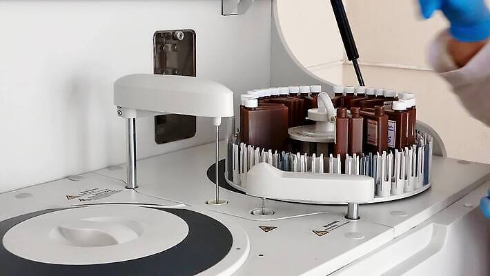 과학 노동자 직장 병원 실험 약 견본 기계 장비 뚜껑 기구 혈액 실험실 생명공학 컨테이너 로봇 과학자 분석 준비 생물학 회전 드럼 돌리기 자동 캡모자 화학물질 MP4 해외동영상 클립영상 직업 모자_잡화 교육 산업 컨셉 회사 의학 모션 타악기 화학 동영상 학자 파일형식