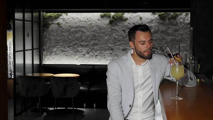 라이프스타일 커플 여자 기념일 남자 행복 문화 음료 크리스마스 2 관계 유리 함께함 실내 발렌타인데이 사랑 미소 이벤트 20대 성인 두명 친구 파티 식당 와인 우정 기쁨 낭만 축하 알코올 칵테일 바 생일 날짜 야간 저녁 건배 토스트 유흥 4K MOV 해외동영상 클립영상 자연요소 감정 빵 컨셉 데이이벤트 재질 주류 표정 사람 청년 내부 생활 상점 동영상 파일형식