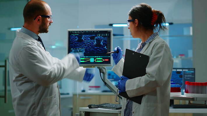 직업 응시 산업 노동자 건강 병원 현미경 실험 대화 사람 컴퓨터 약 건강관리 장비 의사 업무 그룹 기술자 실험실 고급 생명공학 연구원 토론 과학자 분석 생물학 미생물 발견 조제 혁명 개발 백신 화학자 4K MOV 해외동영상 클립영상 시선 교육 과학 컨셉 의학 생물 실험기구 관리 말하기 전자제품 의료진 작업 만들기 동영상 학자 파일형식