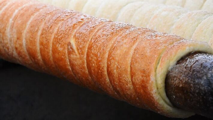 전통 유럽 음식 디저트 3 굴뚝 요리 사람없음 갈색 케이크 막대기 그룹 꼬치 오스트리아 달콤 그릴 설탕 굽기 먹기 준비 회전 날것 반죽 각도 롤 체코 프라하 헝가리 충동구매 대각선 슬로바키아 오리지널 인기 페스츄리 해로움 MOV 해외동영상 클립영상 나라 선 빵 컬러 컨셉 모션 주방용품 쇼핑 맛 구이 동영상 동유럽 과소비 파일형식