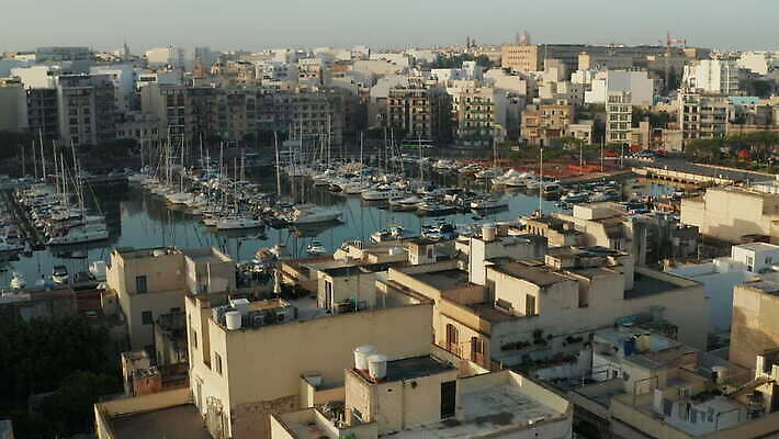 전통 유럽 섬 여행 요트 건축양식 조류 항해 안테나 풍경 사람없음 물 여름 파란색 갈색 항구 도시 보트 역사 고급 지중해 정박 포트 드론 몰타섬 조감도 4K 설정숏 MOV 해외동영상 클립영상 자연요소 동물 계절 건축 나라 바다 컬러 컨셉 배_교통 통신 교통시설 촬영기법 몰타 동영상 파일형식