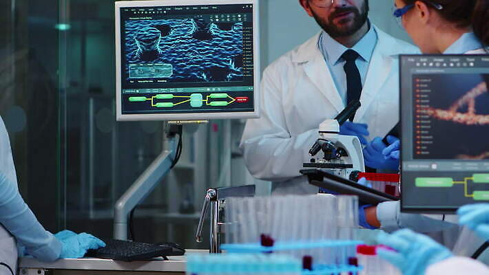 직업 과학 건강 현미경 실험 치료 약 장비 간호사 의사 그룹 엔지니어 실험실 바이러스 보호 질병 생명공학 야간 저녁 연구원 과학자 분석 직원 하이테크 미생물 혁명 개발 백신 전염병 화학자 코로나바이러스 4K MOV 해외동영상 클립영상 자연요소 컨셉 의학 생물 기술 실험기구 의료진 기술자 동영상 학자 파일형식