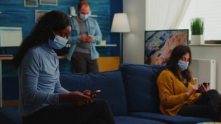 컨셉 거실 모바일 주택 맥주 대화 가면 마스크 친구 스마트폰 핸드폰 소파 글로벌 검은색 우정 네트워크 그룹 뉴스 바이러스 보호 연결 예방 번짐 다인종 온라인 섞기 소셜 채팅 코로나바이러스 사교적 뉴노멀 4K MOV 해외동영상 클립영상 컬러 의자 관계 주류 말하기 인종 건물 경제 전자제품 스마트기기 동영상 파일형식 효과