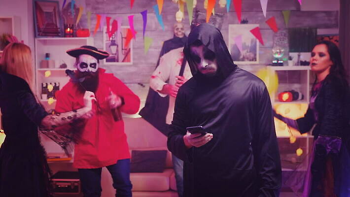 캐릭터 전통 드레스 옷 여자 휴가 장식 친구 스마트폰 청춘 파티 방 할로윈 마시기 알코올 춤 위험 무서움 악마 마녀 긍정 변장 해적 나쁜 초능력 호러 4K MOV 해외동영상 클립영상 감정 컨셉 관계 모션 문화예술 사람 이벤트 핸드폰 스마트기기 도둑 공포 동영상 파일형식