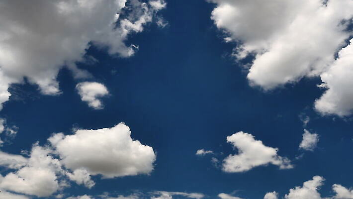 구름 컬러 백그라운드 자연 하늘 날씨 풍경 사람없음 야외 가로 여름 파란색 빛 햇빛 태양 우주 환경 흰색 전원 분위기 장면 천국 솜털 스카이라인 내추럴 오존 적란운 천창 유일 4K 타임랩스 MOV 해외동영상 클립영상 자연요소 계절 컨셉 촬영기법 전기에너지 생태계 동영상 파일형식 구름_자연