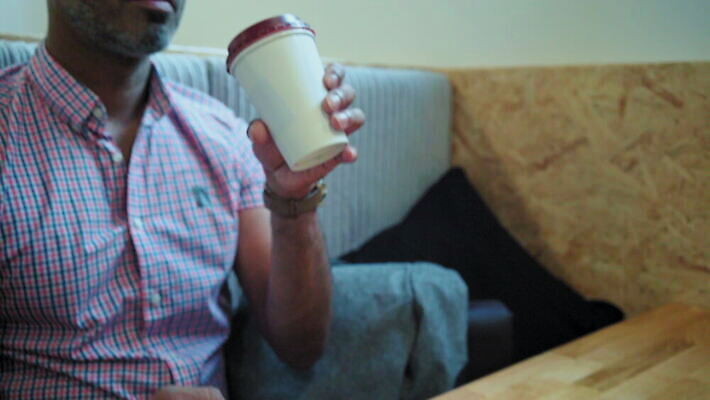 남자 커피 음료 중년 사업가 무선통신 잉글랜드 실내 한명 앉기 컵 스마트폰 핸드폰 식당 마시기 잡기 비즈니스맨 전화기 런던 카페테리아 따뜻한음료 내려보기 4K 틸트업 MOV 해외동영상 클립영상 직업 1 식기 비즈니스 통신 모션 영국 촬영기법 사람 성인 내부 전자제품 스마트기기 상점 직장인 동영상 파일형식