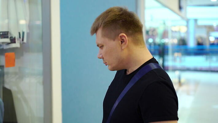 백인 라이프스타일 응시 옷 남자 크리스마스 비즈니스 창문 한명 서기 사람 성인 쇼핑 유행 세일 상점 관찰 고급 선택 구매 쇼핑몰 고객 진열장 소매 매각 부티크 쇼퍼홀릭 혼자 4K MOV 해외동영상 클립영상 서양인 1 시선 기념일 컨셉 모션 생활 동영상 파일형식