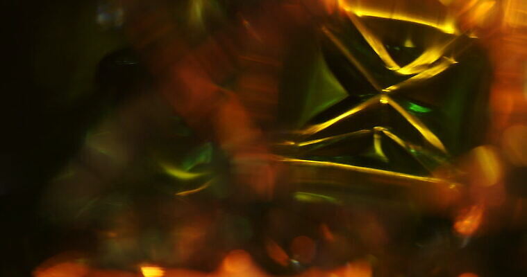 디자인 컬러 백그라운드 패턴 유리 추상 조명 미술 사람없음 장식 물 뷰티 반사 노란색 디지털 젖음 추위 물방울 닫기 소프트포커스 브레이크 크리스탈 빗방울 질감 다이아몬드 유리그릇 블러 블러효과 새기다 인공 비어있는 4K MOV 해외동영상 클립영상 자연요소 그릇 무늬 모션 재질 문화예술 촬영기법 비_날씨 광석 보석 동영상 파일형식 효과